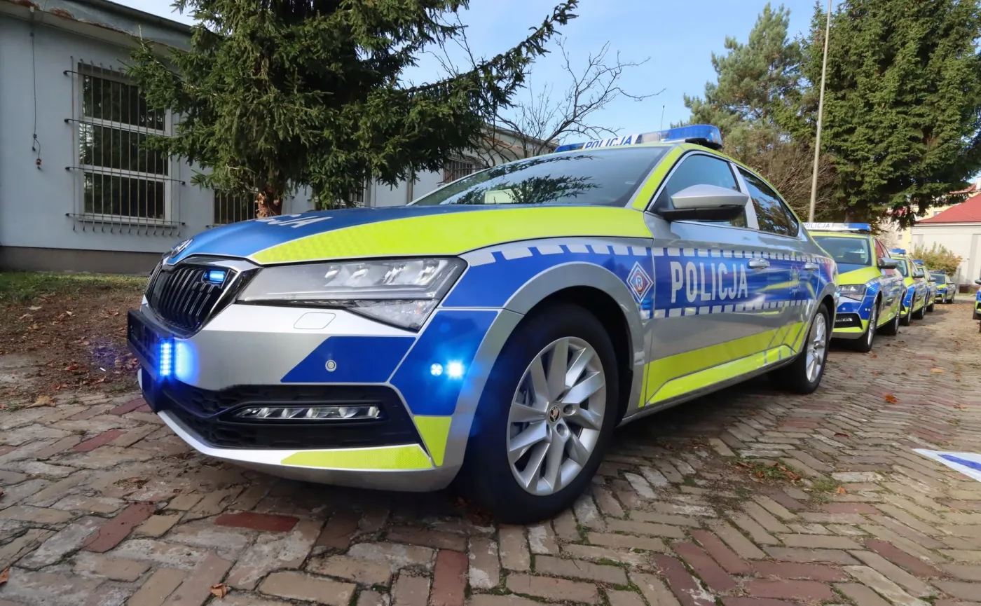 skoda-superb-i-skoda-scala-to-nowe-radiowozy-policji-37990178.jpg