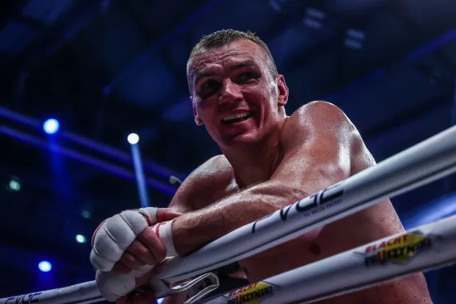 Masternak przegrał przez techniczny nokaut walkę o mistrzostwo świata [WIDEO]