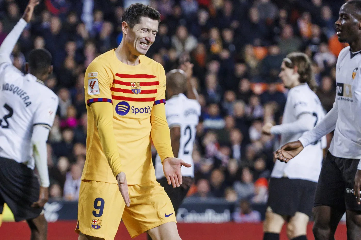 Lewandowski zaczął na ławce rezerwowych, wszedł i przypieczętował awans [WIDEO]