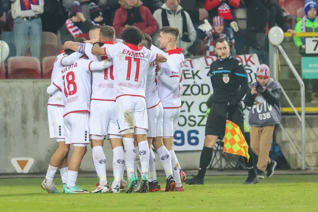 Górnik pewnie pokonał Wartę i awansował na 7. miejsce w tabeli [WIDEO]