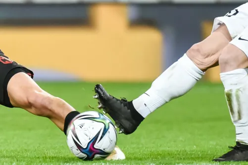 Ojciec piłkarza wbiegł na boisko i zaatakował zawodnika, który faulował jego syna [WIDEO]