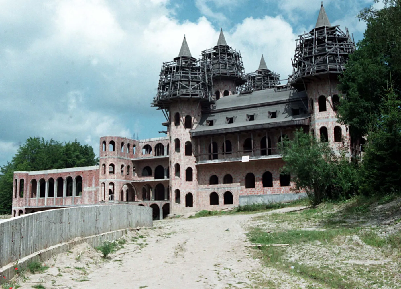 Zamek w Łapalicach i grobowce w Postołowie. Gratka dla zagranicznych urban eksplorerów