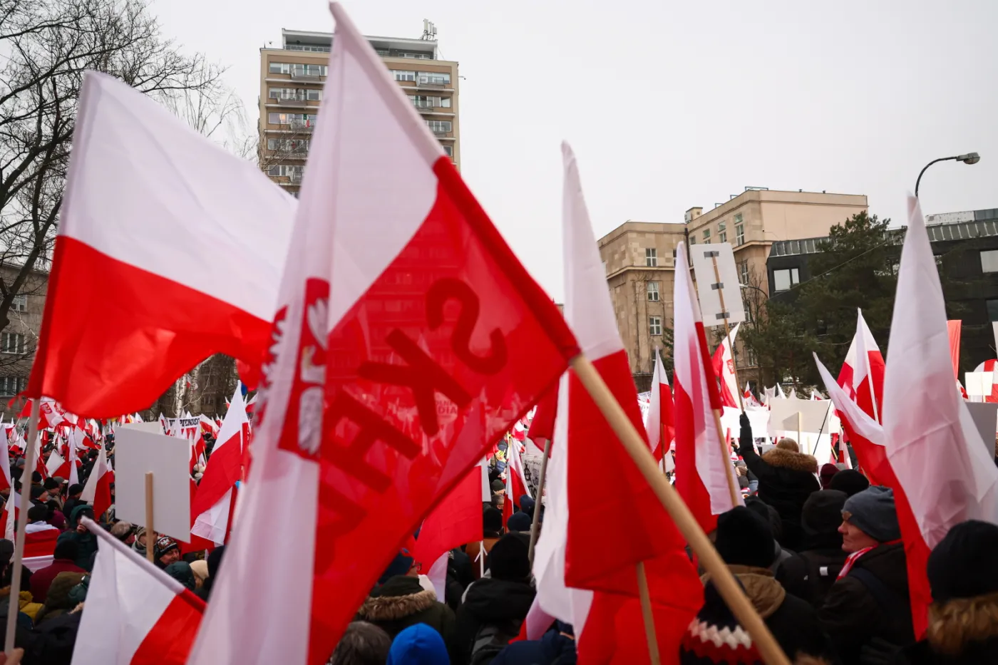 "Protest Wolnych Polaków" przed Sejmem. Okrzyki: Cześć i chwała bohaterom