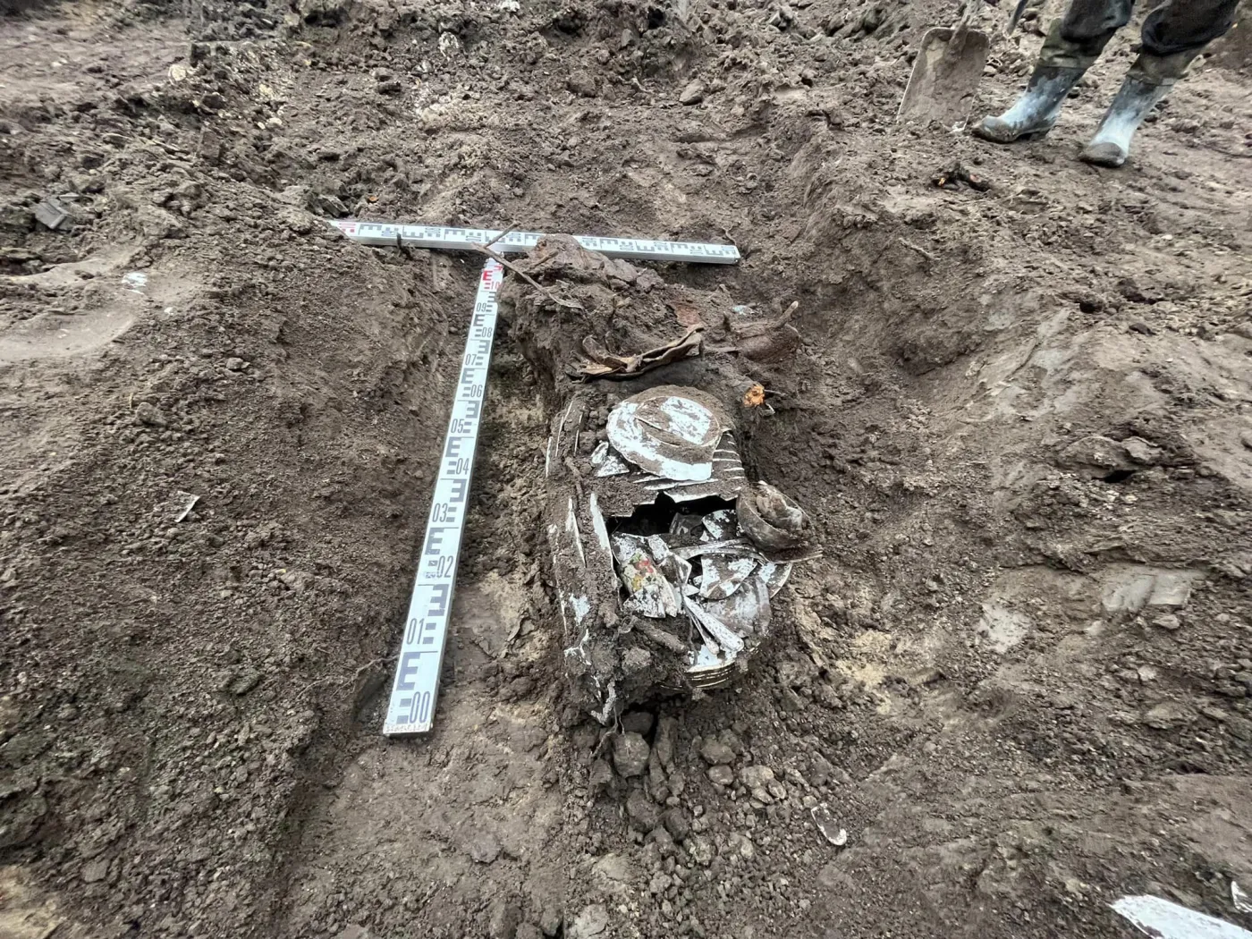 Cenny skarb pod nawierzchnią drogi. W skrzyniach przedmioty z II wojny światowej