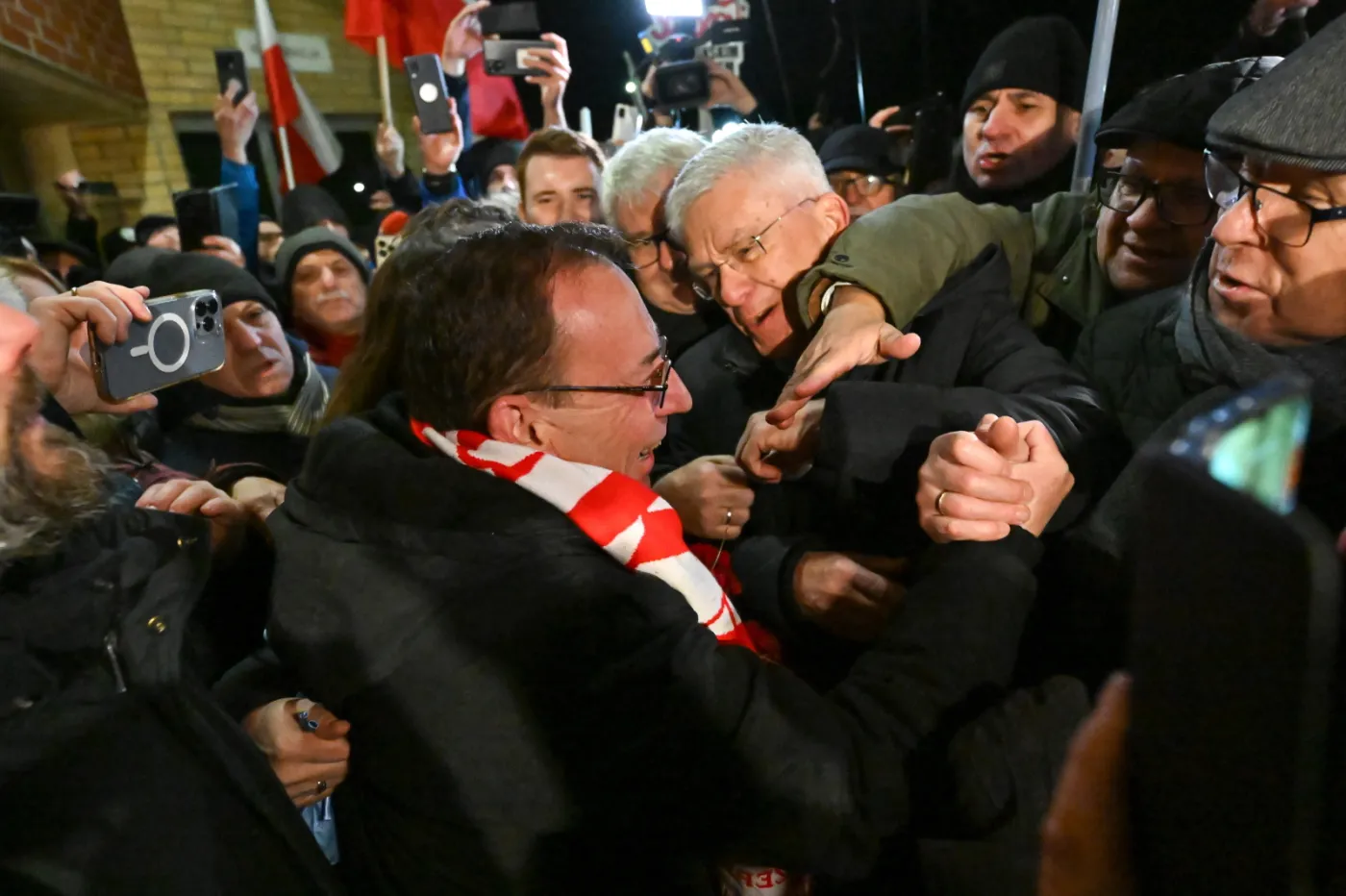 Kamiński i Wąsik już na wolności. "Panie Tusk, panie Hołownia, niedługo się zobaczymy"...