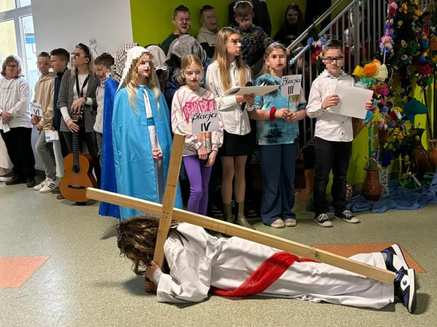 Uczeń "ukrzyżowany" podczas szkolnych rekolekcji. Kurator zabiera głos