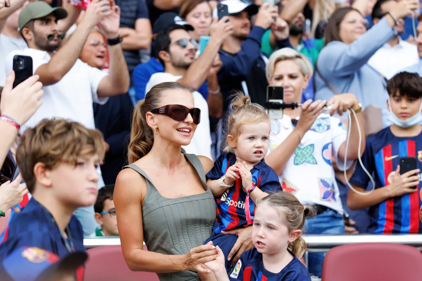 anna-lewandowska-z-klara-i-laura-na-meczu-barcelony-38149647.jpg