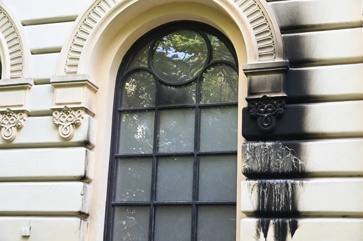 Zatrzymano osobę podejrzaną o próbę podpalenia synagogi w Warszawie