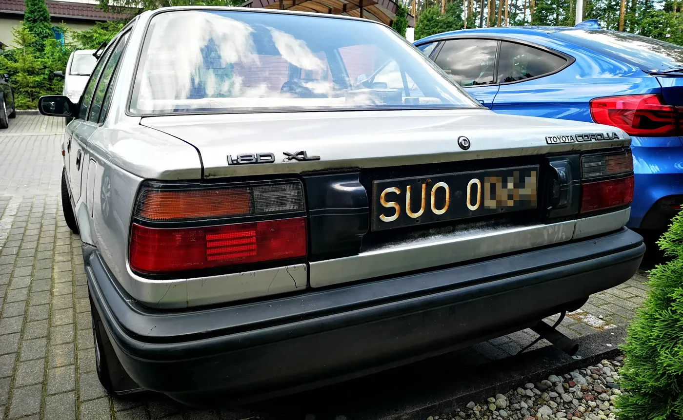 toyota-corolla-na-czarnych-tablicach-rejestracyjnych-37348857.jpg