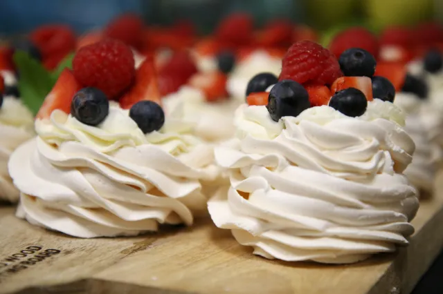 Beza Pavlova z truskawkami. Najprostszy przepis na chrupiącą rozkosz