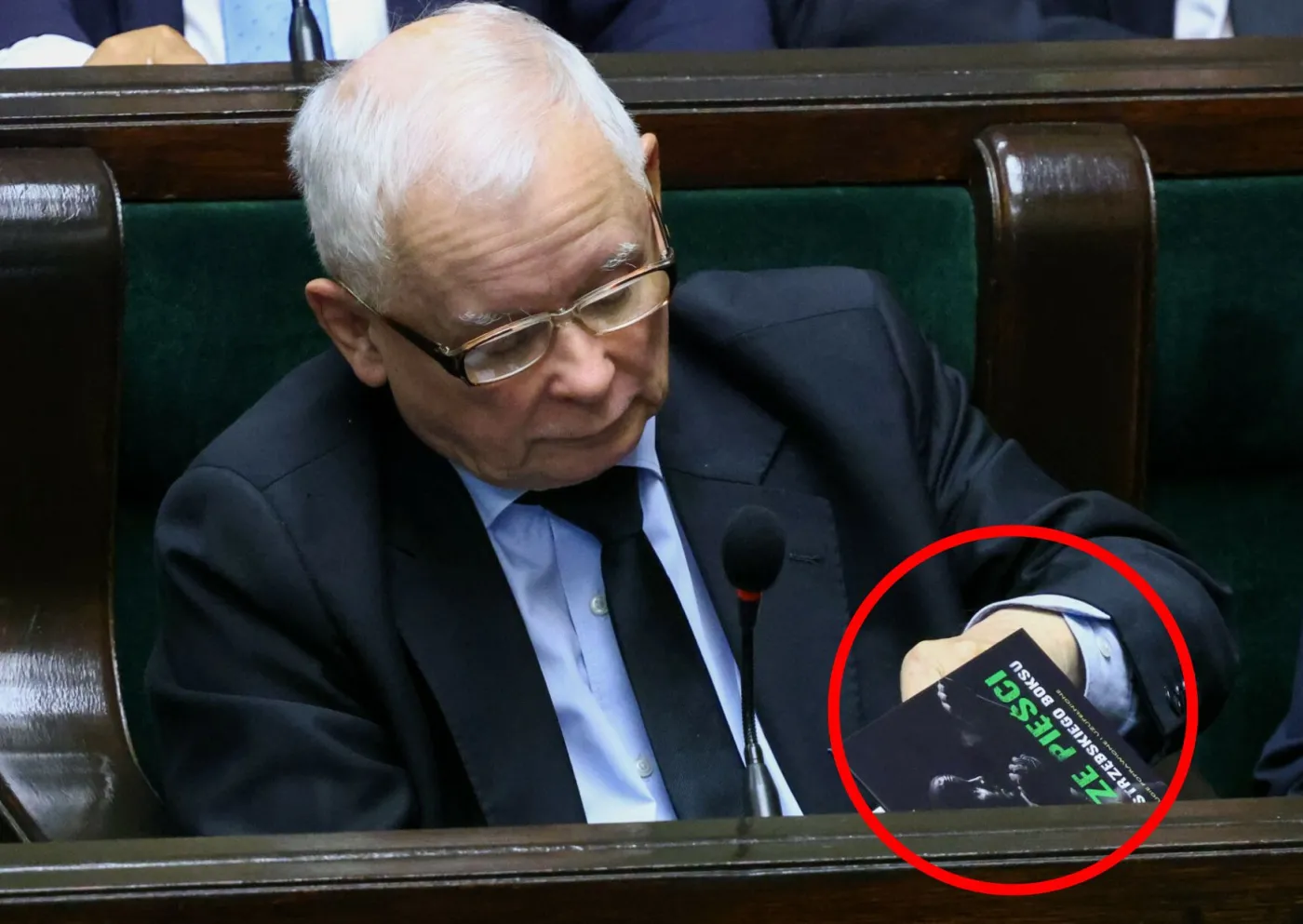 Jarosław Kaczyński przyłapany w Sejmie. Zaskakujące, co przyniósł ze sobą