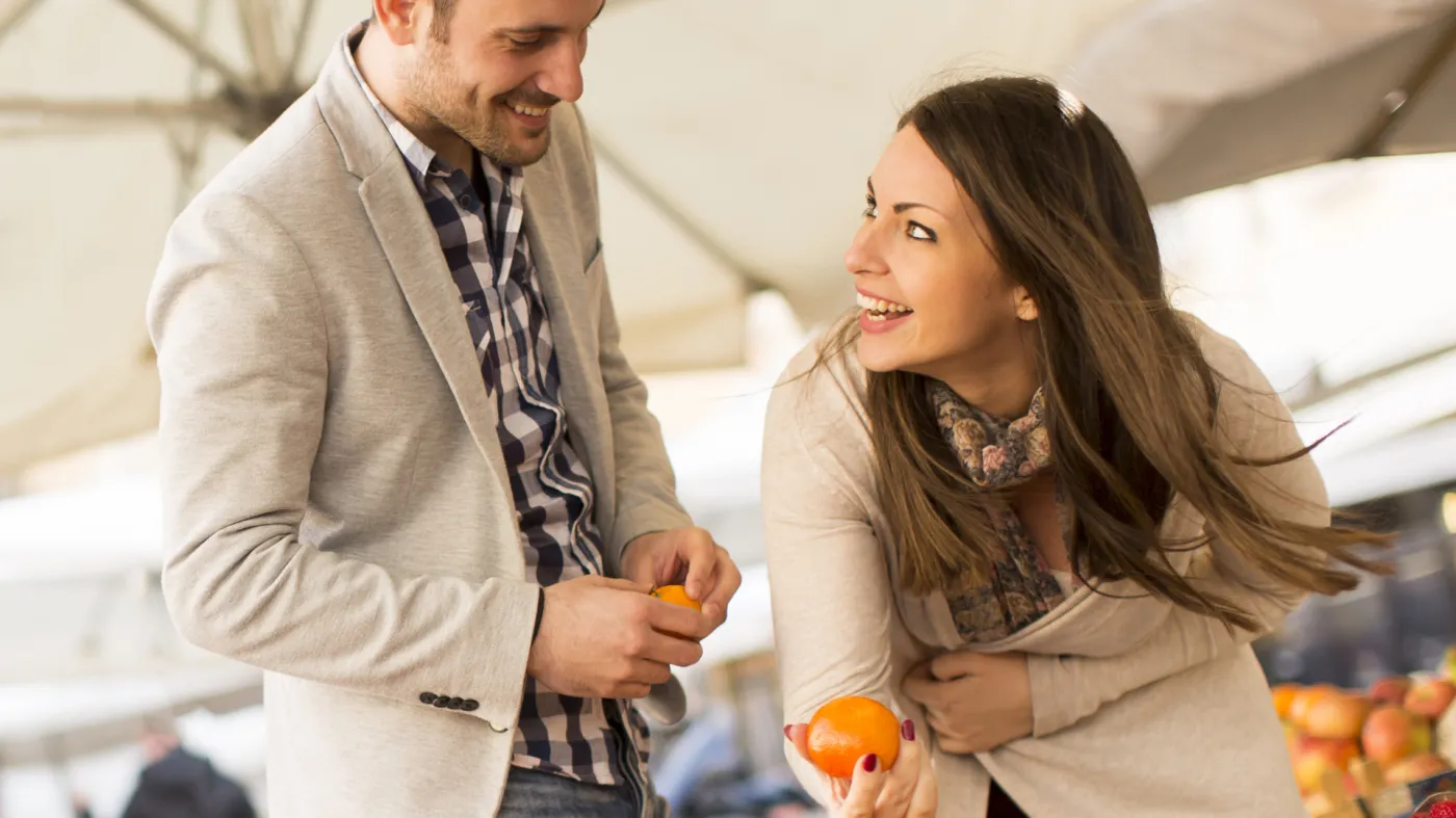 Poproś partnera o obranie pomarańczy. Jego reakcja zdradzi, czy macie kryzys