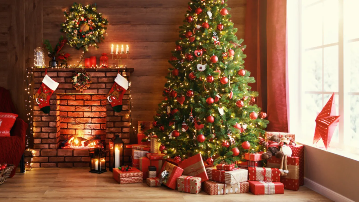 Modna choinka 2024: kolory, trendy, inspiracje. Na topie jest m.in. styl z PRL-u