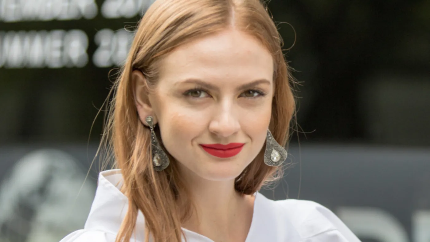 Jakie kolory szminek odmładzają, a jakie dodają lat? Wiele kobiet źle dobiera odcień