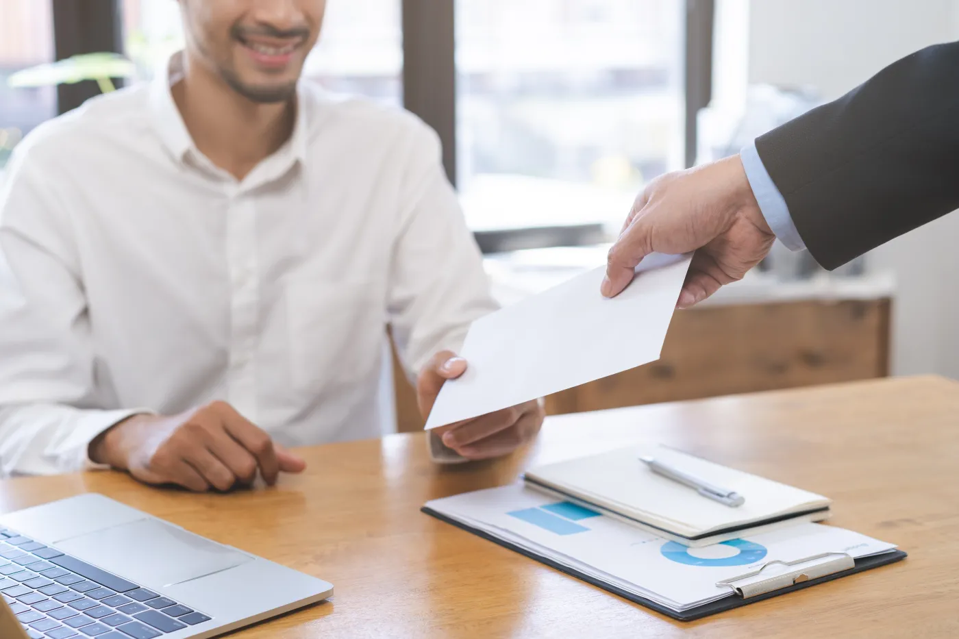 "Karpiowe" 2024. Nawet 2000 zł. Dla których pracowników takie premie świąteczne?