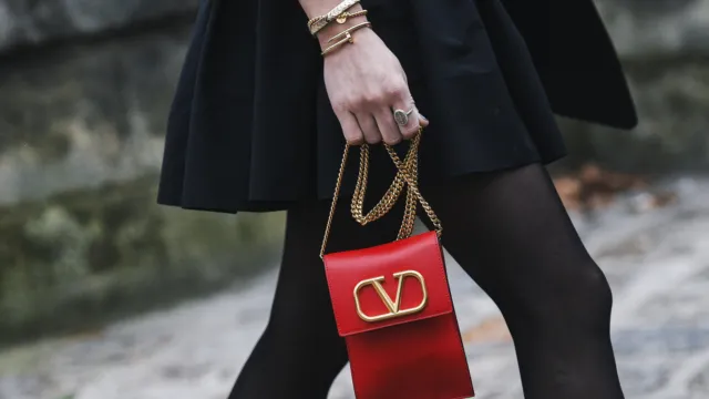 Czarne rajstopy optycznie wysmuklają nogi. Jak je nosić zgodnie z trendami?