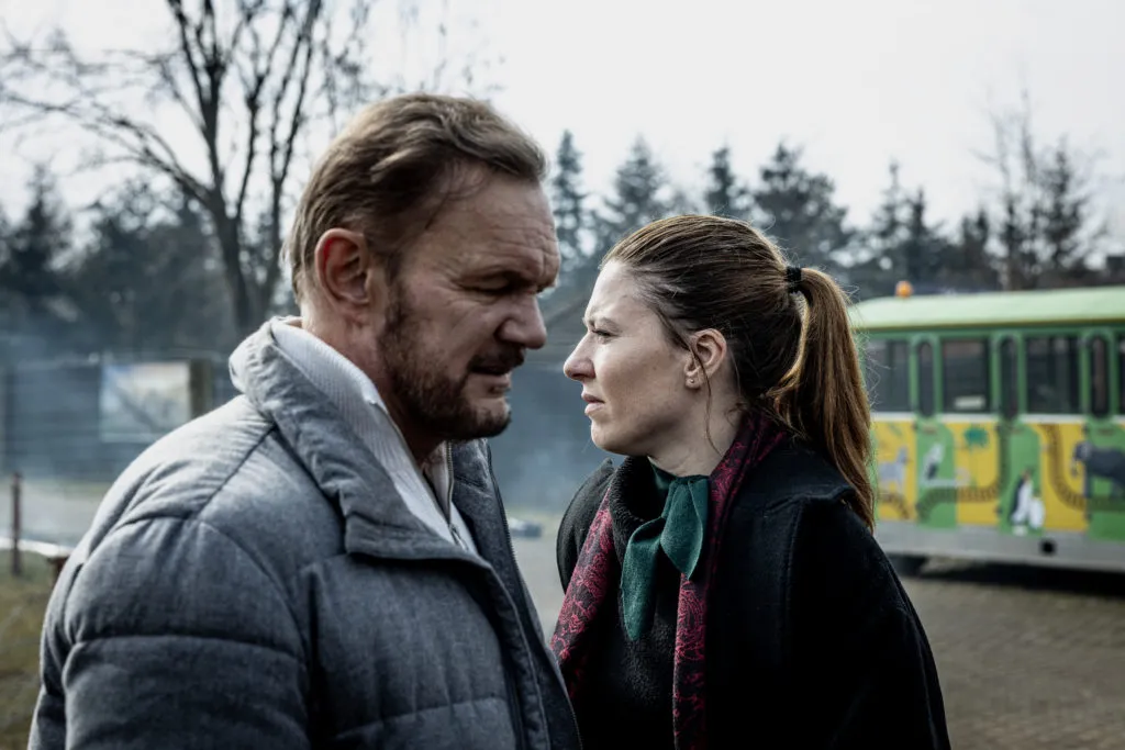 Cezary Pazura i Oksana Czerkaszyna w filmie "Ludzie"