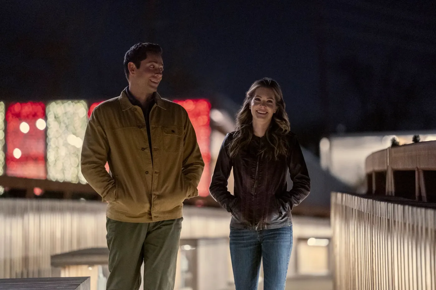 Zachary Levi i Meghann Fahy w filmie "Jeden na milion"