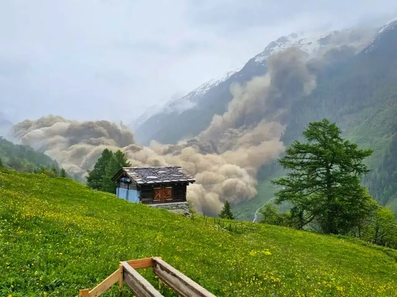 Fragment lodowca runął na szwajcarską wioskę Blatten 