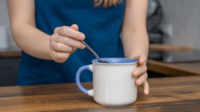 Woda owsiano-lniana. Na co pomaga? Jak przygotować wodę owsiano-lnianą?