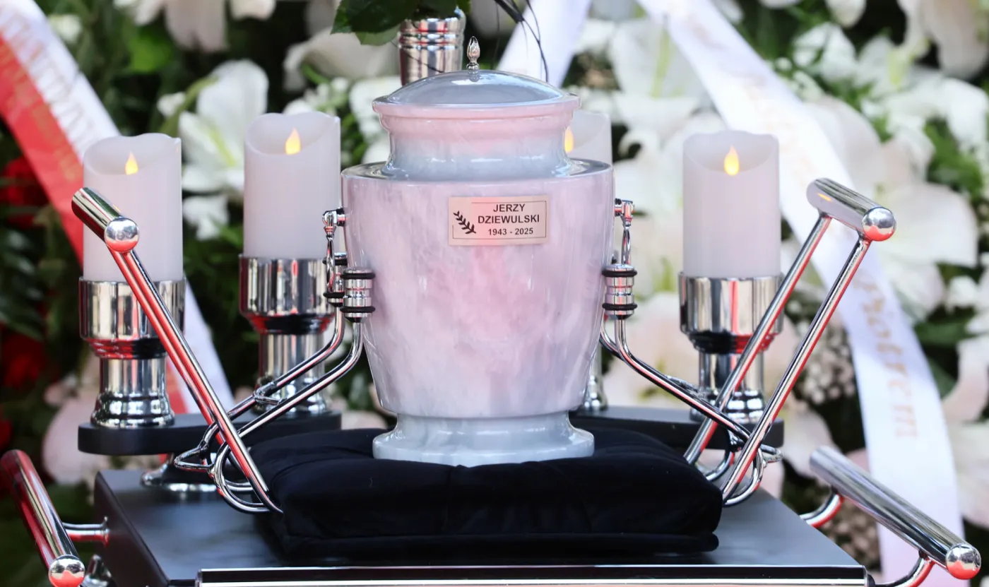 pogrzeb-jerzego-dziewulskiego-prochy-zlozono-do-urny-38558384.jpg