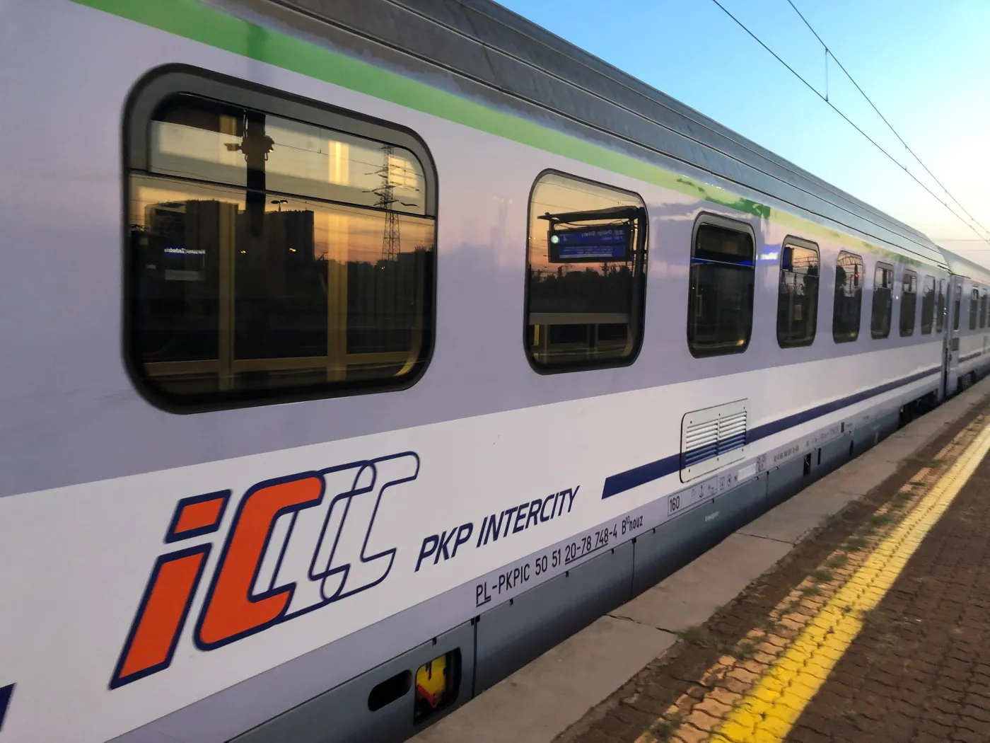 36 tysięcy rzeczy zostawionych w pociągach. PKP Intercity ujawnia nietypowe przedmioty