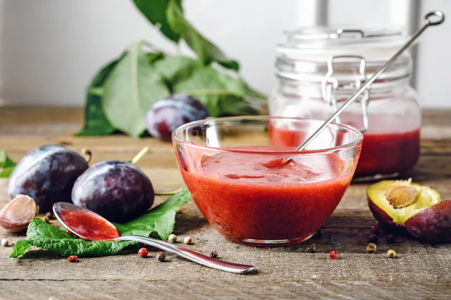 Jakub Kuroń robi ze śliwek przepyszny sos, można go jeść łyżkami. Keczup przegrywa