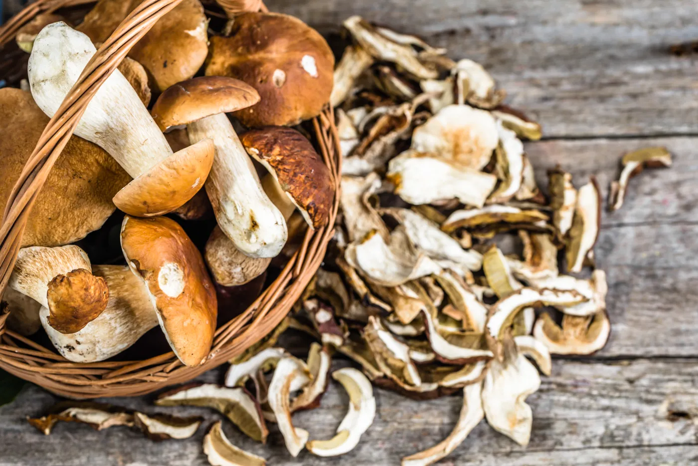 W lasach urodzaj grzybów. Oto genialne, sprawdzone sposoby na suszenie grzybów