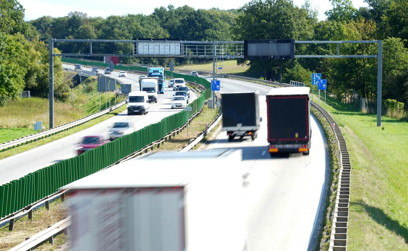 nowy-odcinkowy-pomiar-predkosci-na-autostradzie-a4-38578461.jpg