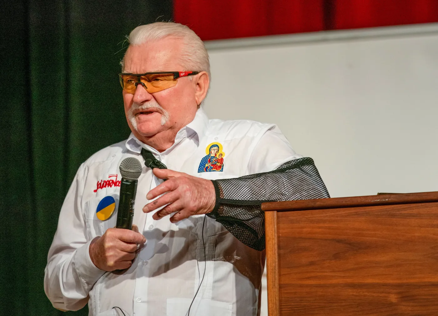 Lech Wałęsa trafił do szpitala. "Stan zużycia po USA"