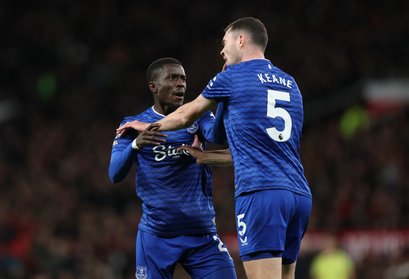 Skandal w Premier League. Piłkarz Evertonu ukarany czerwoną kartką za uderzenie kolegi z drużyny