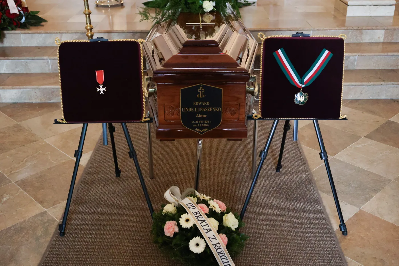 Poruszające chwile na pogrzebie Edwarda Linde-Lubaszenki. Uroczystość ma charakter państwowy [FOTO]