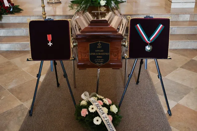 Poruszające chwile na pogrzebie Edwarda Linde-Lubaszenki. Uroczystość ma charakter państwowy [FOTO]