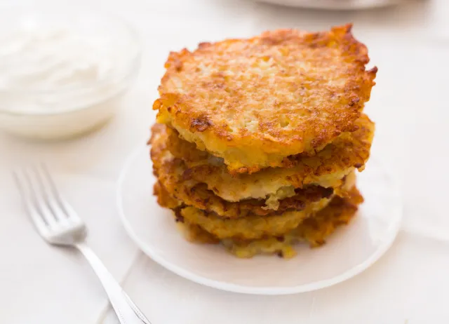 Takich placków ziemniaczanych jeszcze nie jadłeś. Dodaj dwie łyżki tego do ciasta, a wyjdą puszyste i chrupiące