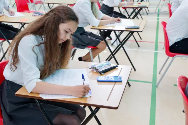 Egzamin ósmoklasisty 2026: Jak rozmawiać z dzieckiem w stresie egzaminacyjnym?