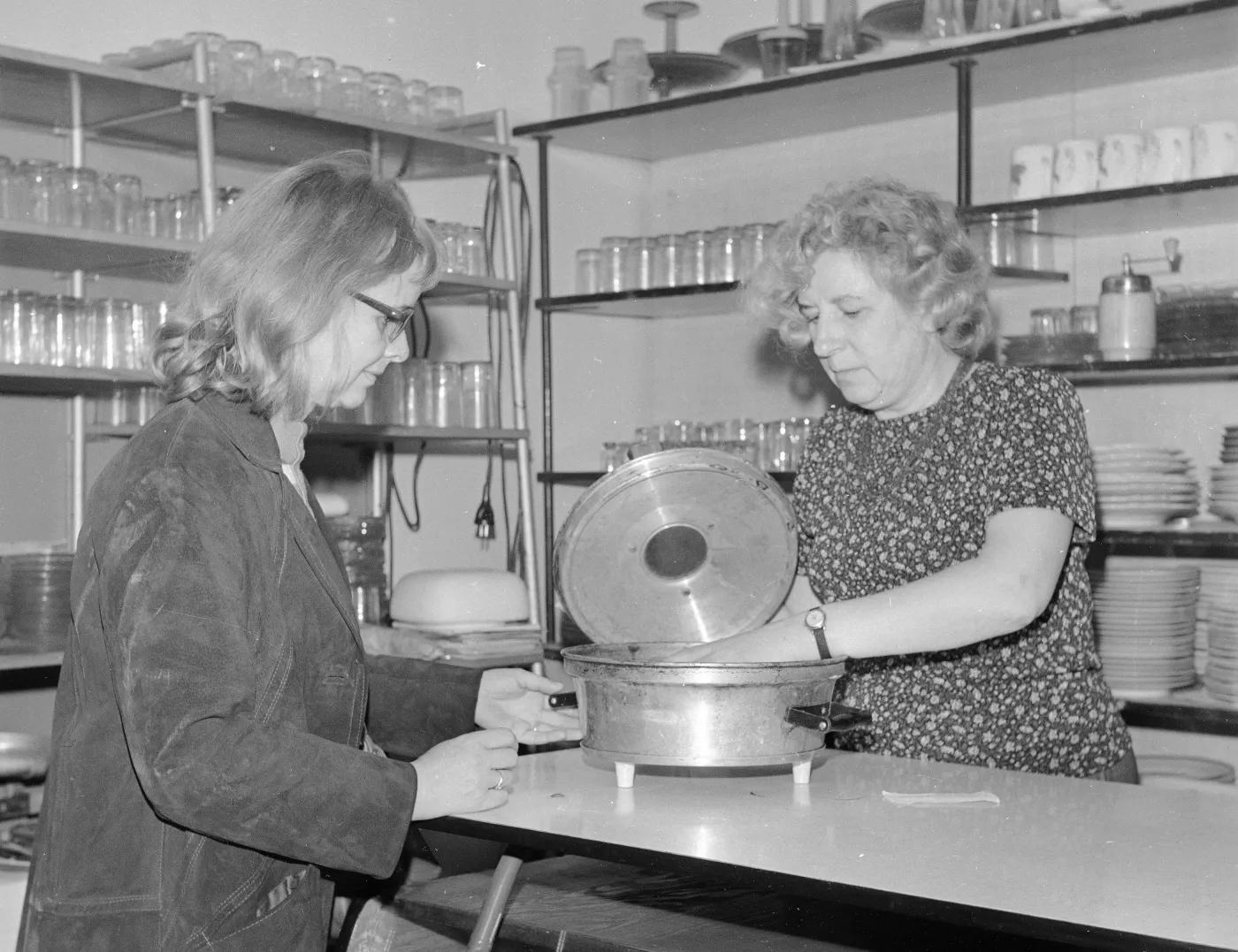 QUIZ. Kultowe sprzęty czasów PRL. Polacy o nich marzyli. Znasz?