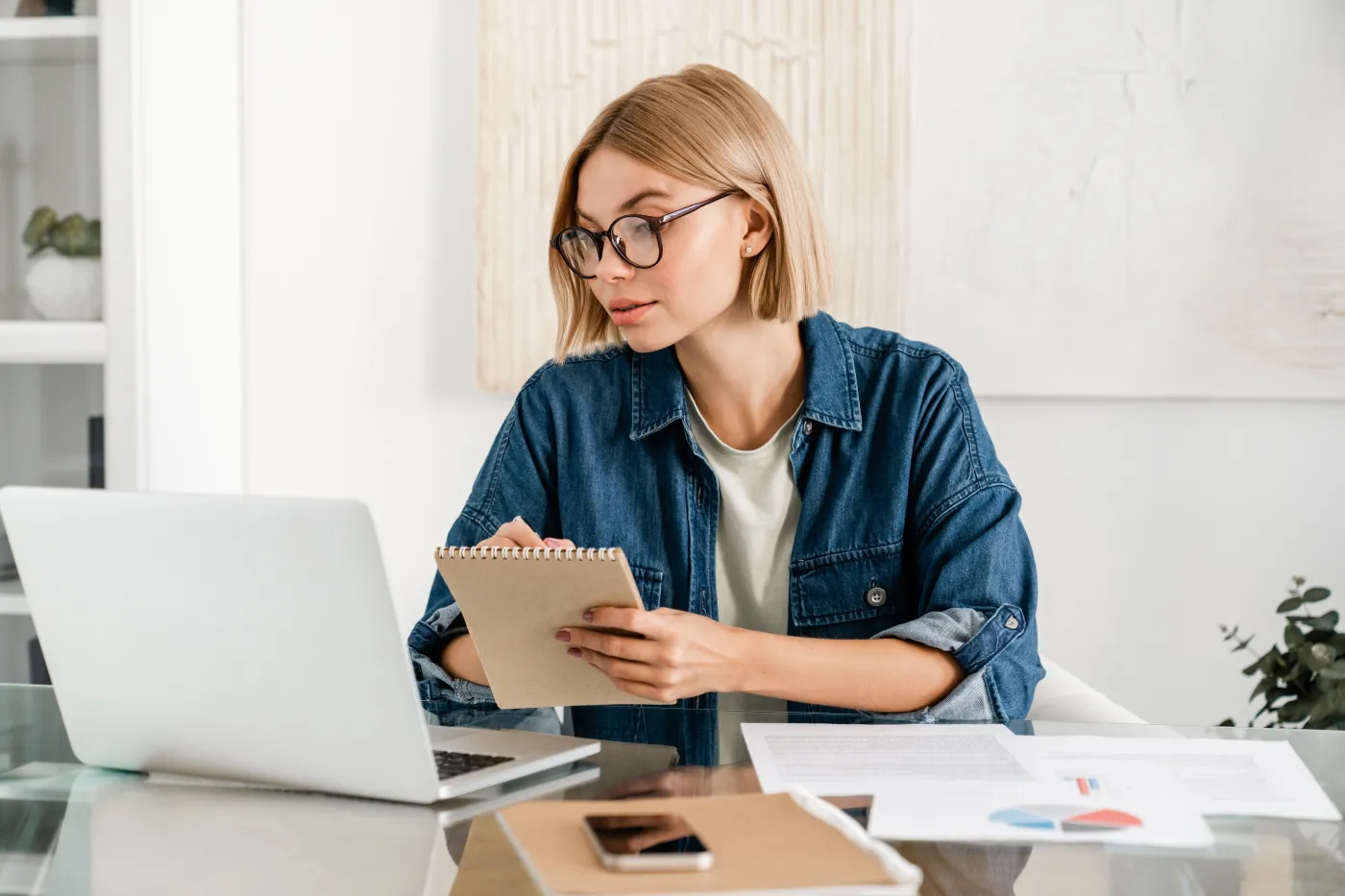 Kobieta relaksuje się nad quizem w przerwie od pracy