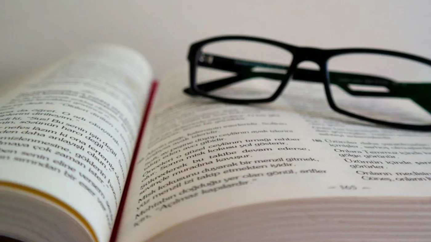 QUIZ. Kryminalne przeboje PRL, czyli serie "z kluczykiem" i "z jamnikiem". Tylko prawdziwi bibliofile dadzą radę!