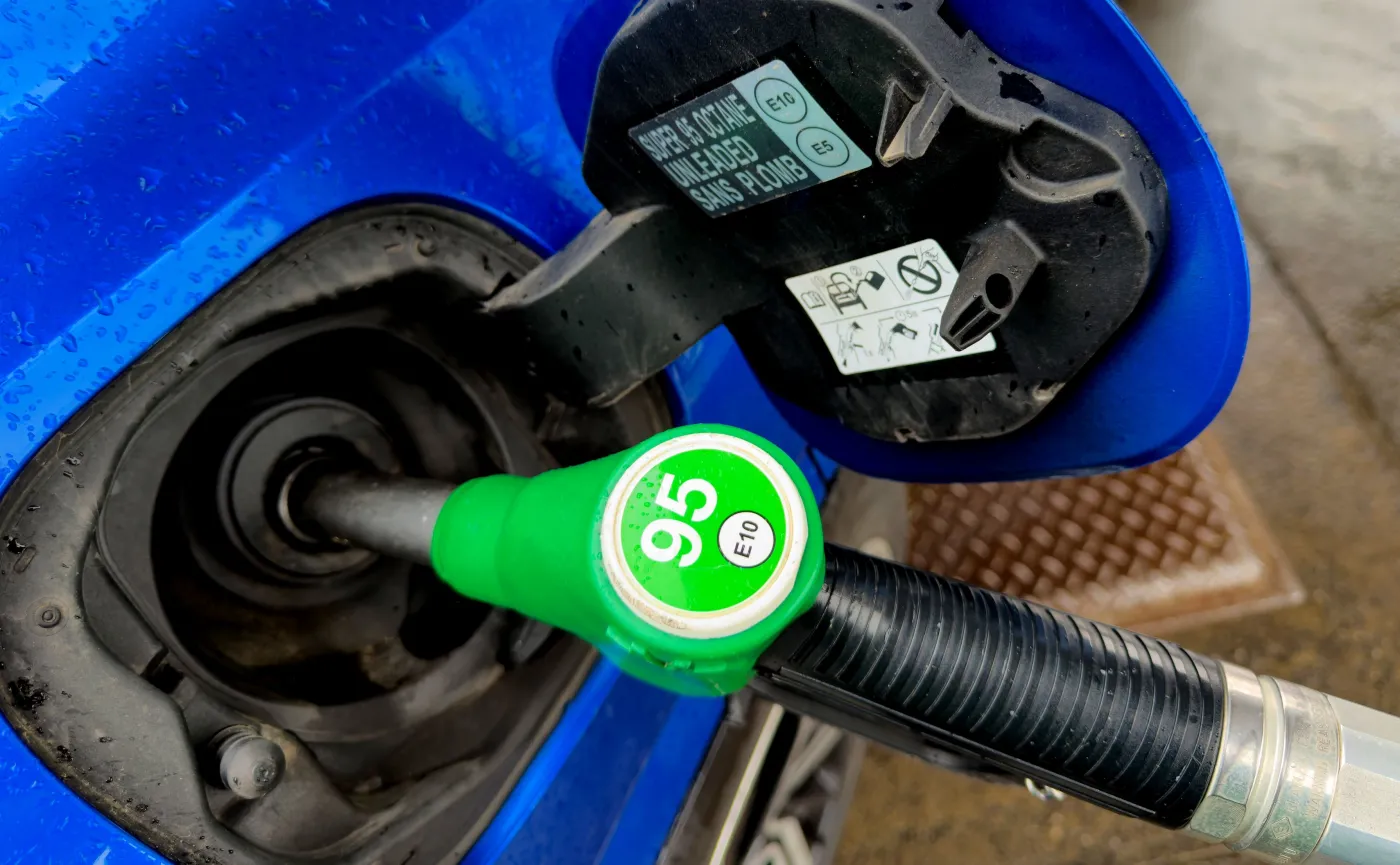 Tankowanie benzyny 95 do samochodu na stacji paliw Auchan Wielki Piątek