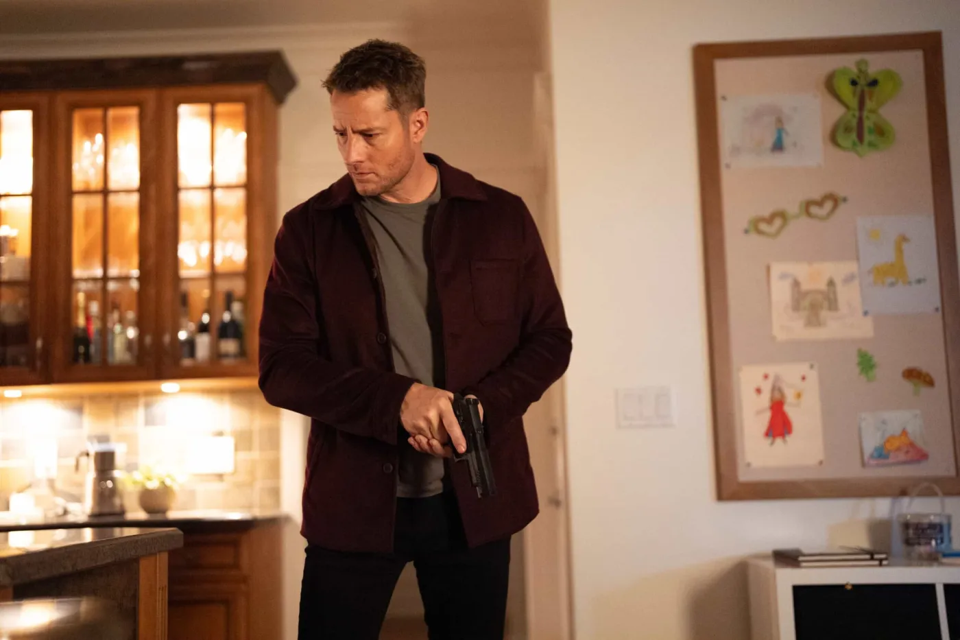 Justin Hartley w trzecim sezonie serialu "Tropiciel"