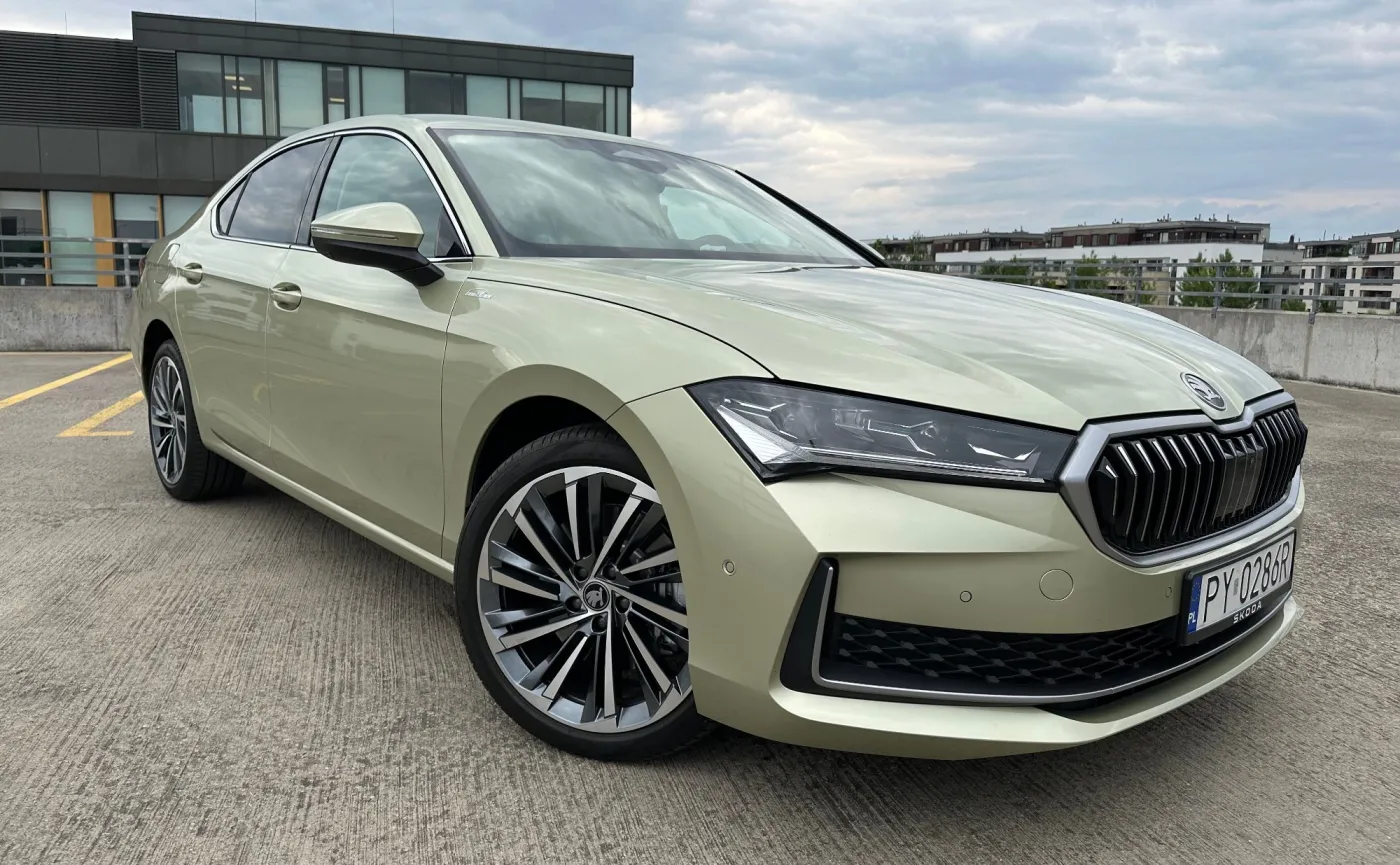 Nowa Skoda Superb Liftback z hybrydą plug-in 268 KM