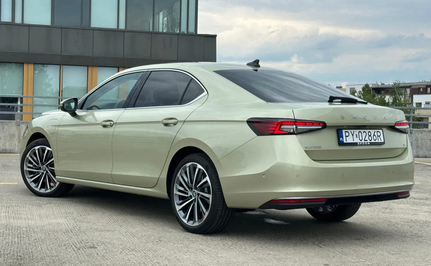 Nowa Skoda Superb Liftback z hybrydą plug-in 268 KM