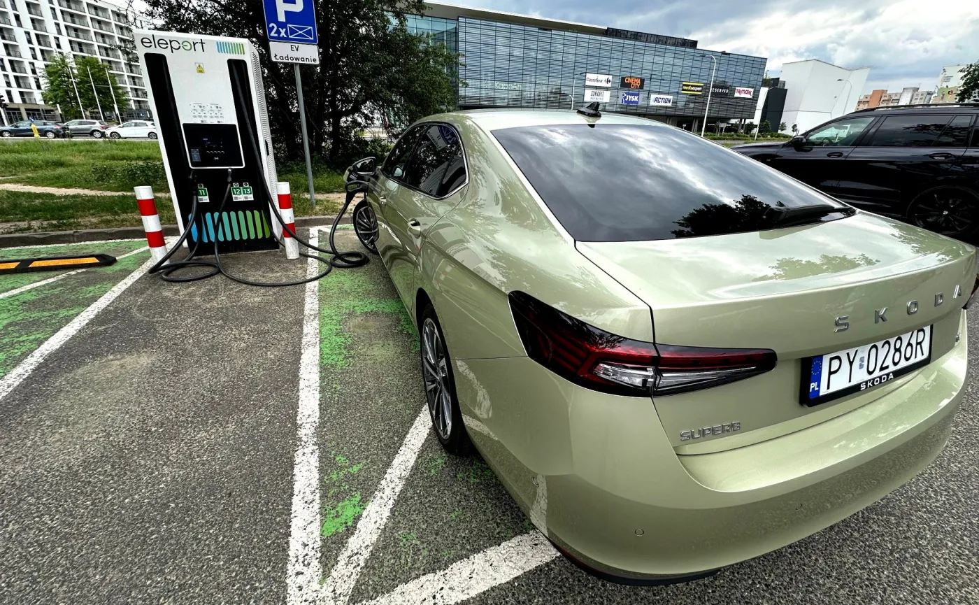 Nowa Skoda Superb Liftback z hybrydą plug-in 268 KM