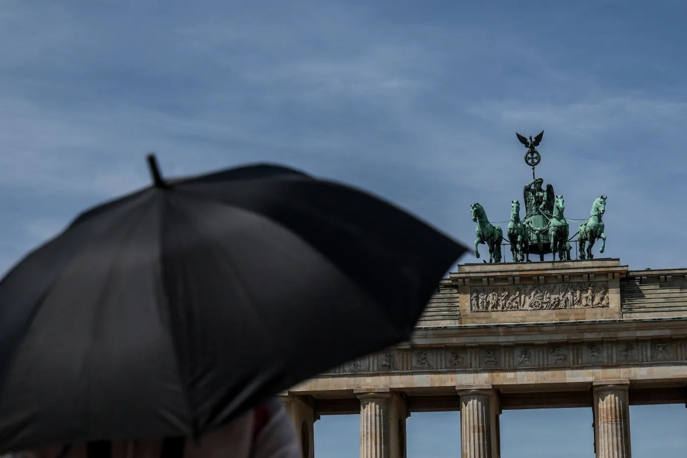 Kontrowersyjny marsz w Berlinie w upale. Nagranie pokazuje dzieci związane sznurem
