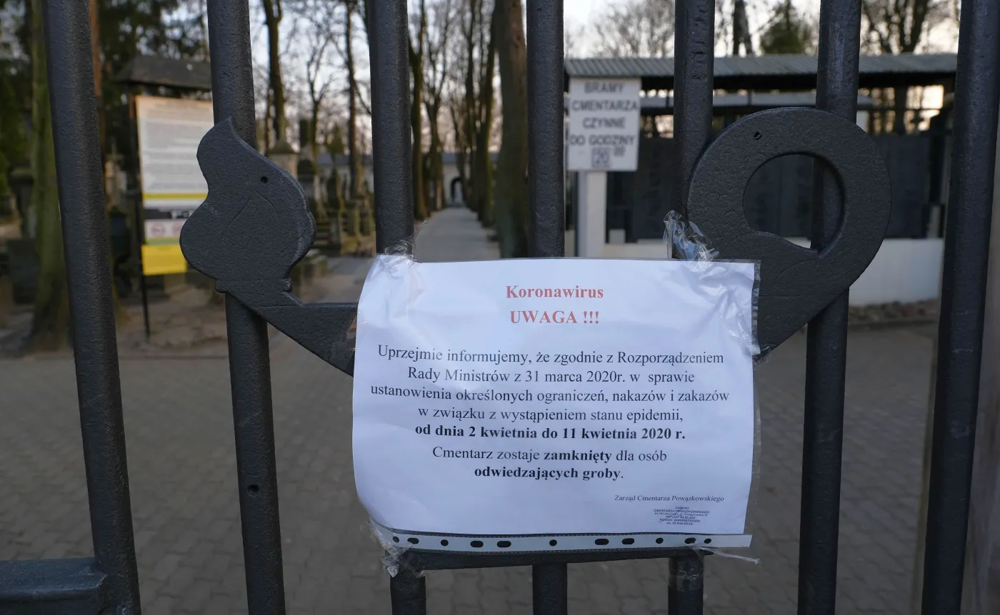 Powązki zamknięte dla Polaków, wyjątek zrobiono dla Kaczyńskiego. Burza w sieci