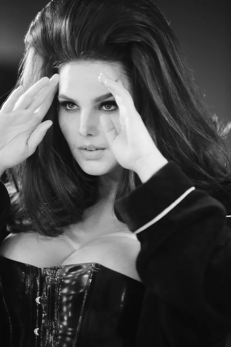 6635512-candice-huffine-zdjecia-marca-regasa-zza-kulis-kalendarza-pirelli-2015-autorstwa-stevena-meisela-2.jpg