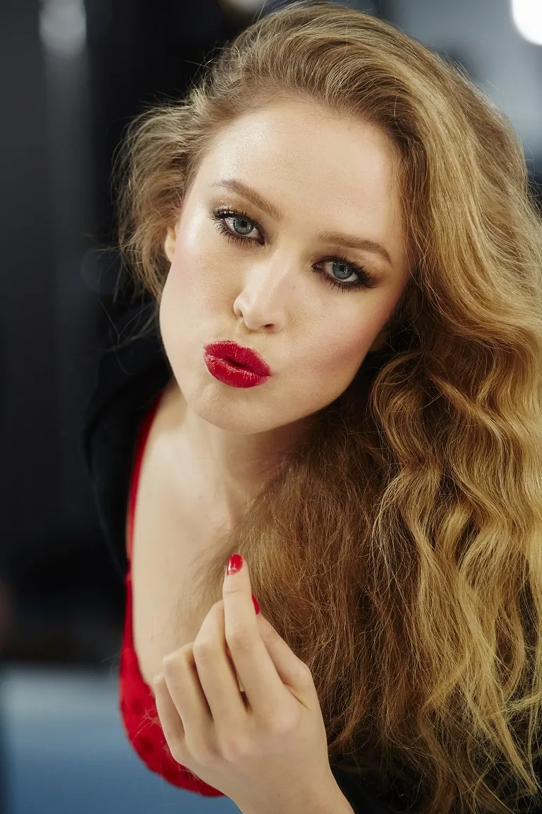 6635704-raquel-zimmerman-zdjecia-marca-regasa-zza-kulis-kalendarza-pirelli-2015-autorstwa-stevena-meisela.jpg