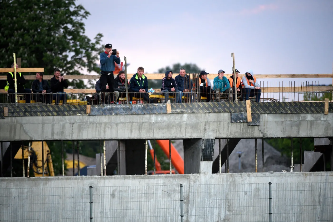 Złamane zasady izolacji na Pucharze Polski. Kibice dopingowali pod stadionem