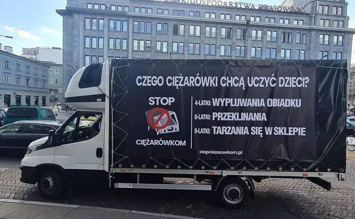 Mocna kpina z "homofobusa". Znany youtuber jeździ po Warszawie oklejoną ciężarówką