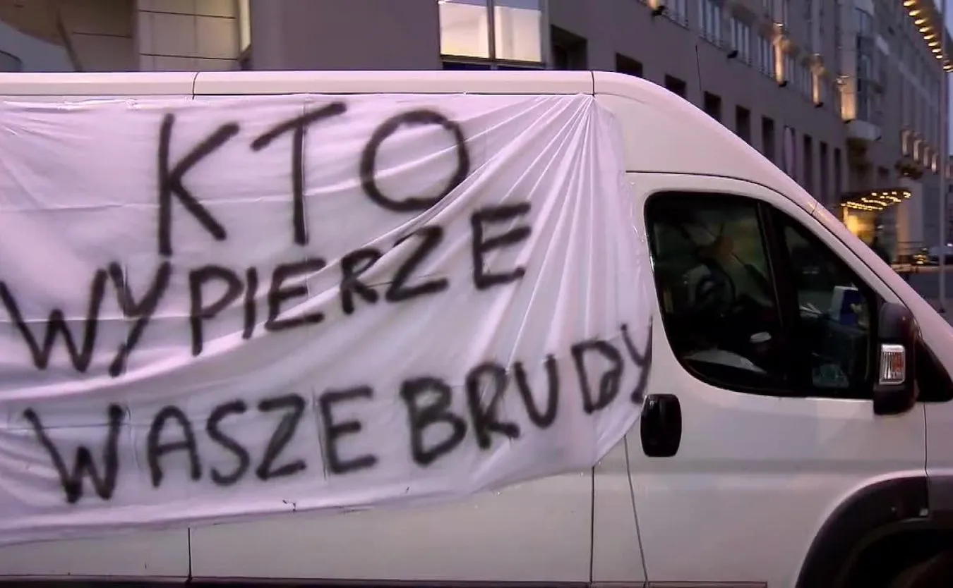 "Kaczyński pozamykał hotele, pralki stoją puste". Zmotoryzowany protest właścicieli pralni przed Sejmem